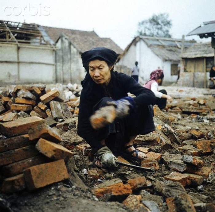 Trên đống đổ nát của khu phố Khâm Thiên tháng 3/1973.